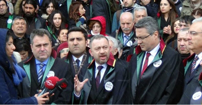 Başörtüsünü yasaklayan İstanbul Barosu hakim karşısında