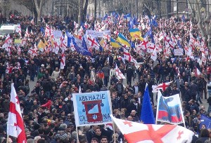 Tiflis'te hükümete "kırmızı kart"