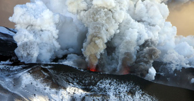 Rusya'daki volkan 7 kilometreye yükseğe patladı
