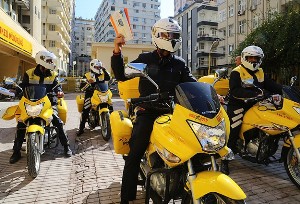 Bak postacı ''uçuyor''