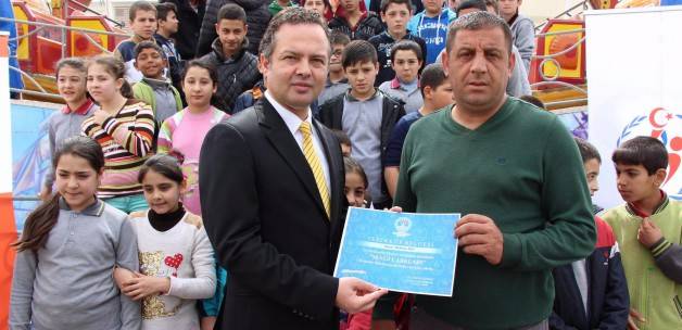 Dezavantajlı çocukları lunaparkla buluşturdu