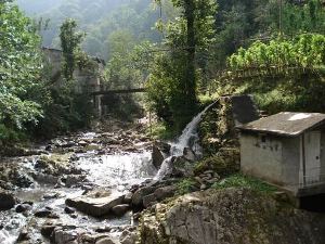 Elektrikli su değirmeni üretiyor