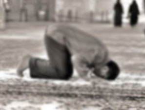 Müslümanlığı seçen Rus genç secdede vefat etti