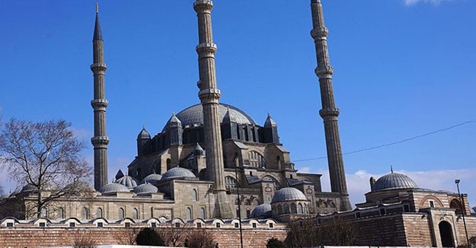 Bu camiye çorapsız girilemeyecek