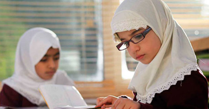 Müslüman öğrencileri fişlenme korkusuyla sindiriyorlar