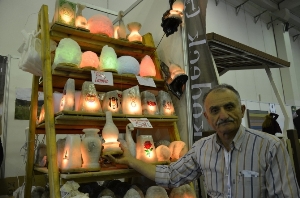 Kaya tuzundan lamba, sabun ve yastık üretiyor