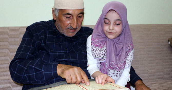 6 yaşında dedesine Kur'an okumayı öğretti