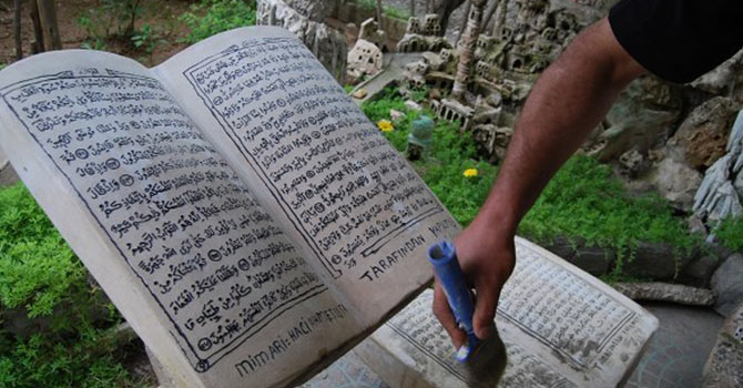 Kur'an-ı Kerim'i taş tevhalara işliyor