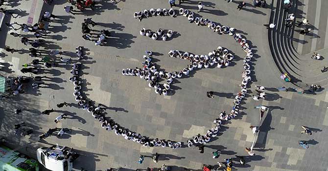 Muhammed lafzı şeklinde dizilip kitap okudular
