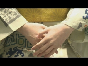 Toshiba’nın ürettiği robot, müşterileri gülümsetiyor