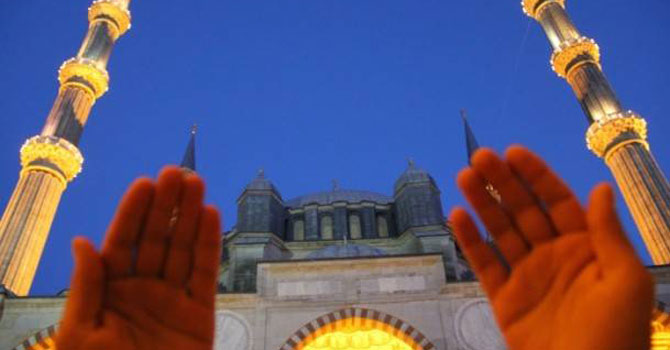 Berat Kandili'nde 85 bin camide aynı dua