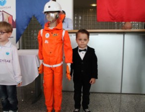 Beş yaşında madenci giysisi tasarladı