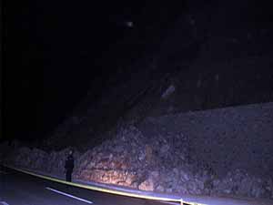 Tonlarca kaya yola devrildi!