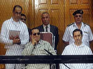 Mübarek ve oğullarına 3 yıl hapis