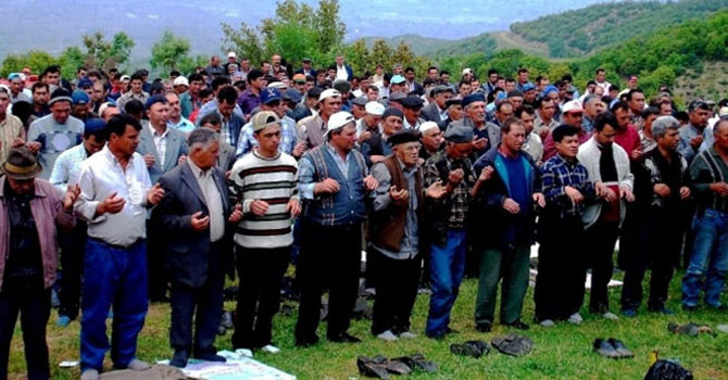 Yüzlerce çiftçi yağmur yağsa da yağmasa da duaya çıkıyor