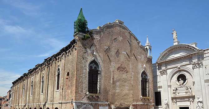 İnsanlar, müslümanların camide ne yaptığını görmek istiyor