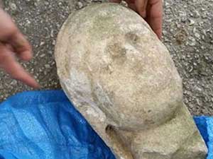 Tarlasını sürerken tarihi eser buldu