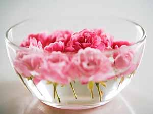 Yorgun gözlerinizin ilacı gül suyu