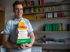 28 yaşında 33 dil konuşuyor