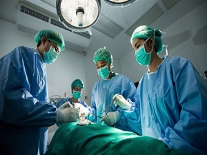 Telefonunu hastanın karnında unuttu