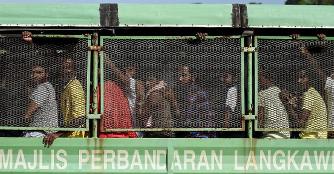 350 Müslüman günlerdir bir gemide aç ve susuz