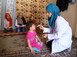 Kassum hemşire Suriyelilere şifa dağıtıyor