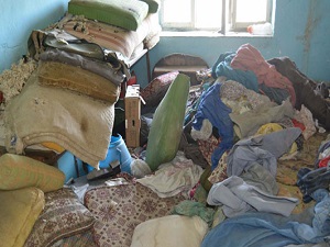 Engelli yaşlı kadının evinde belediye ekiplerince temizlik