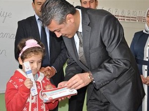 Elbistan'da 6 Bin Öğrenciye Diş Macunu ve Fırçası Dağıtıldı
