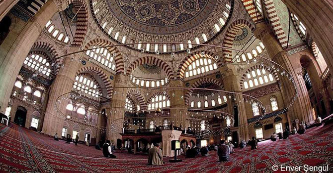 Selimiye Camii'nde turistlere İslamı böyle tanıtıyorlar