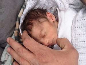 Dünyanın utancı parmak bebek Emira