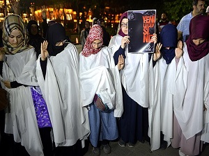 Mursi'nin idam kararı protesto edildi