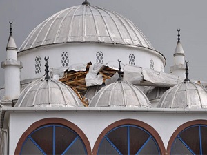 Şiddetli rüzgar minareyi uçurdu