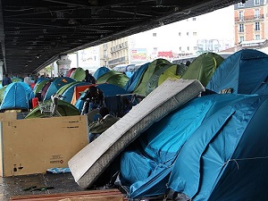 Paris'in merkezinde "köprü altı göçmen kampı"