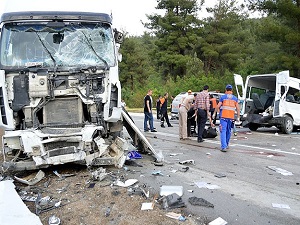 Mahkumları taşıyan minibüs ile tır çarpıştı