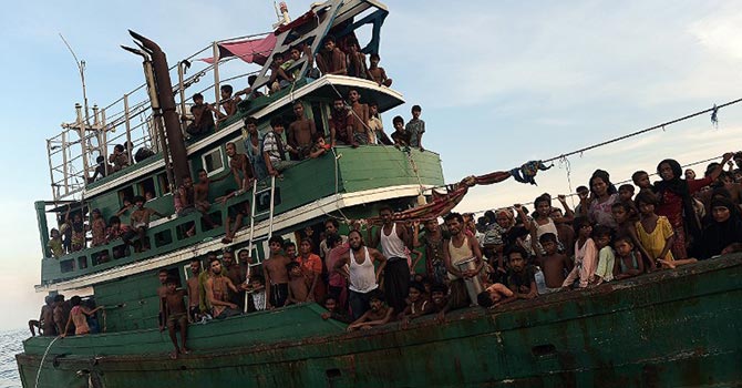 Rohingya Müslümanları savaş gemileriyle ablukaya alındı