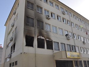 Okul müdürünün odasını kundakladılar