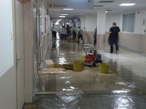 Yaz yağmuru İzmirlileri hazırlıksız yakaladı