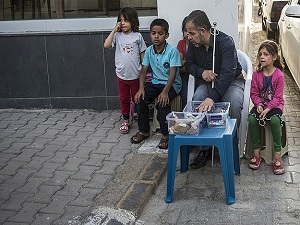Görme engelli Suriyeli'nin zorlu yaşamı