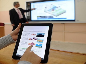 700 bin öğrenci ile öğretmenlerine tablet