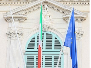 İtalya’da bayrak asma tartışması