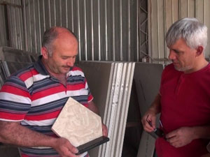 Mermerde çıkan "Allah" yazısı