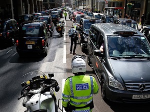Londra'da taksicilerden "yavaş sürme" eylemi