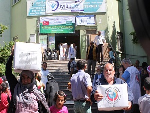 Suriyelilere gıda ve tekerlekli sandalye yardımı