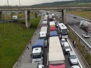 İstanbul-Ankara yolunda 25 kilometrelik araç kuyruğu
