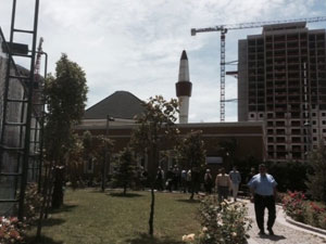 Camiye giriş için kimlik sordular