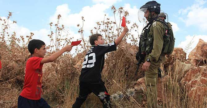 Filistinli çocuklardan İsrail'e kırmızı kart