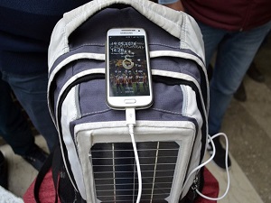 Sırt çantasındaki güneş paneliyle telefon şarjı