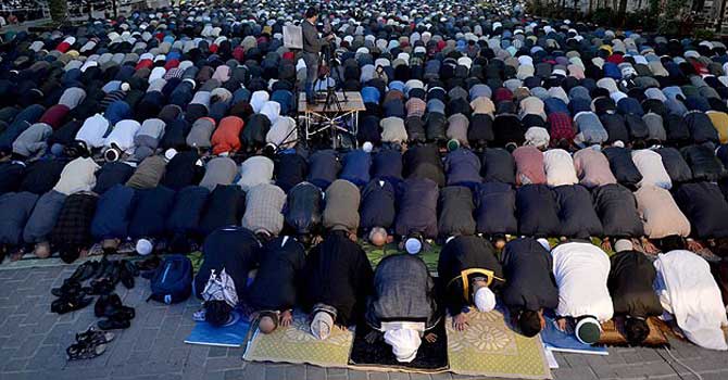 Ayasofya açılmadı ama meydanında sabah namazı kılındı