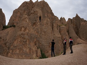 Arkadaşlarıyla iddiaya girdi peri bacasında mahsur kaldı