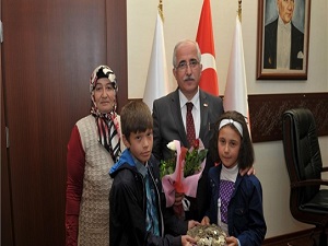 Harçlıklarını cami yapımına bağışladılar